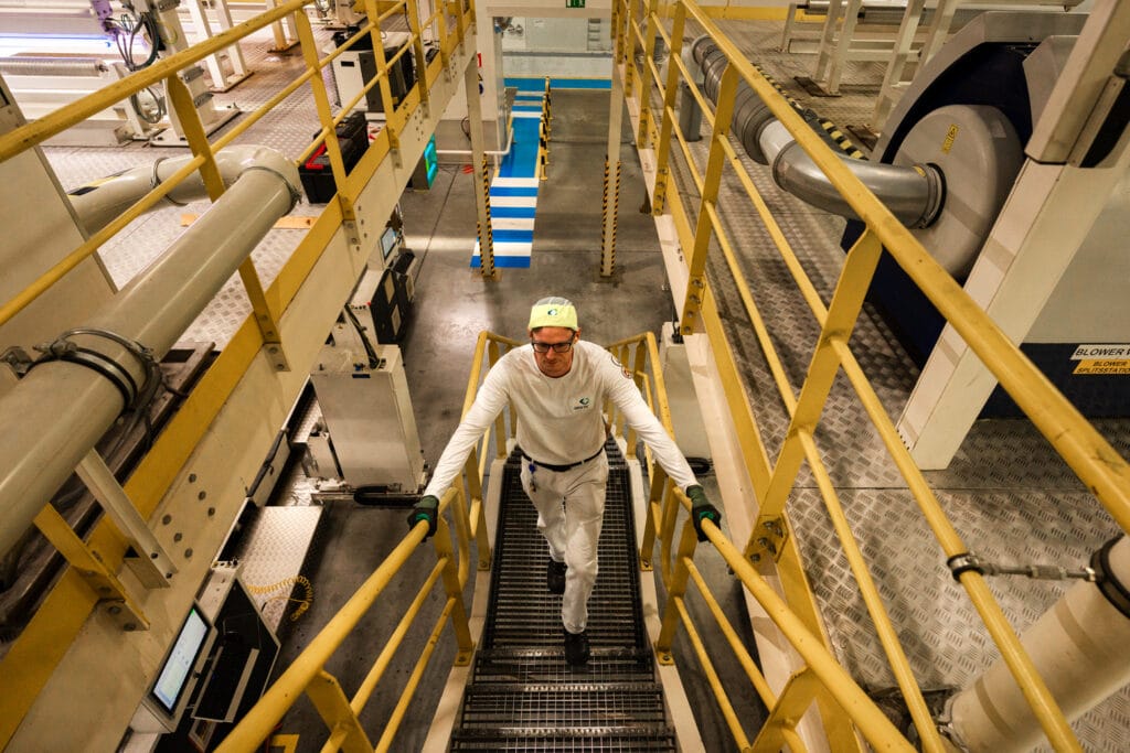 Operator op trap bij Amcor
