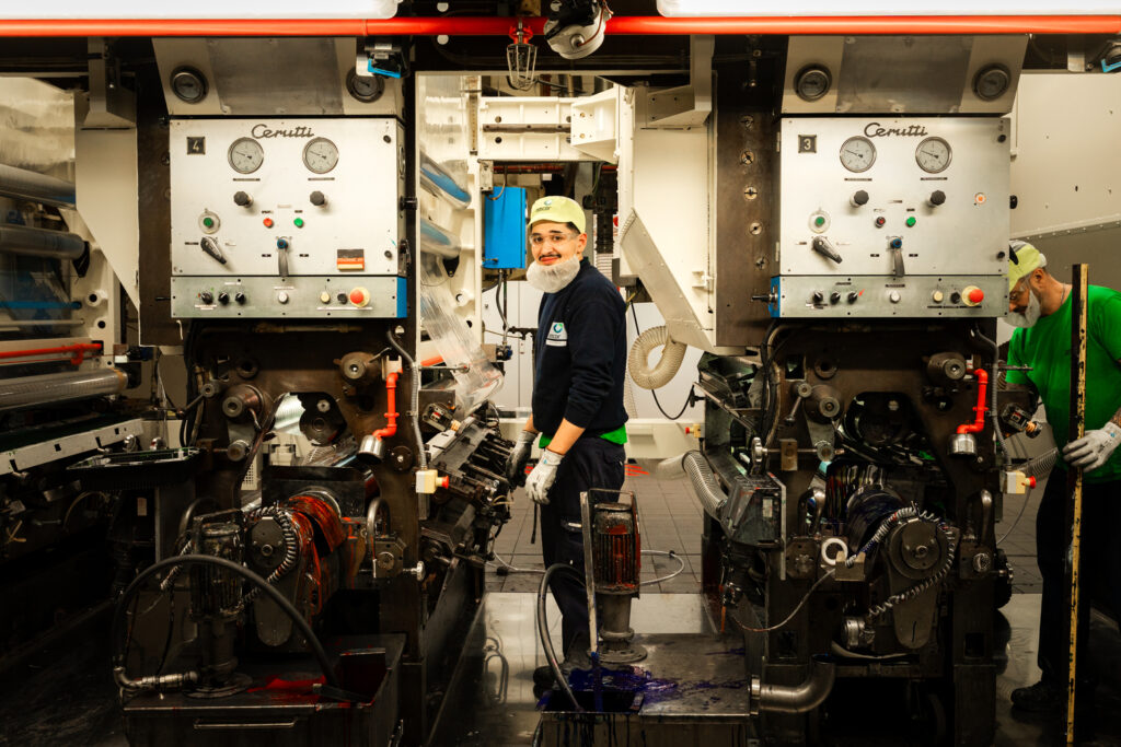 Operator aan machine bij Amcor