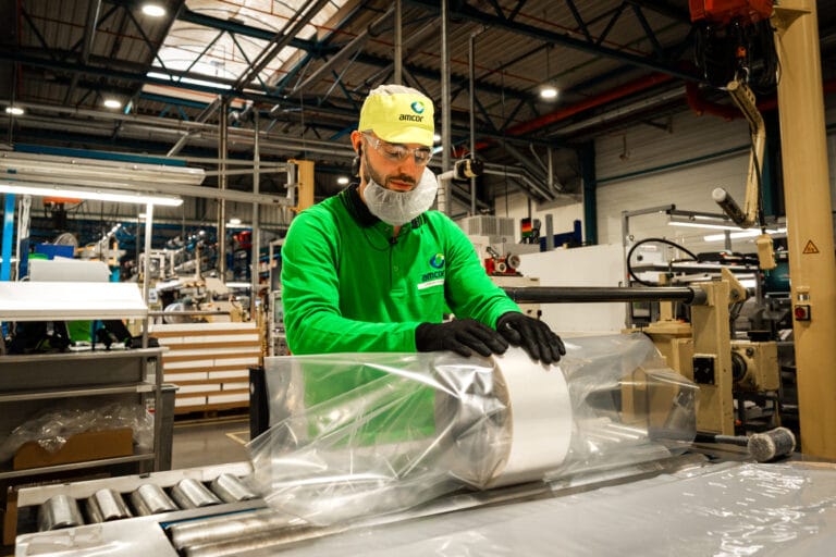 Operator werkt bij Amcor